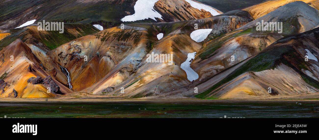 Blick auf bunte Rhyolith Berge mit Schnee, Landmannalaugar, Island Stockfoto