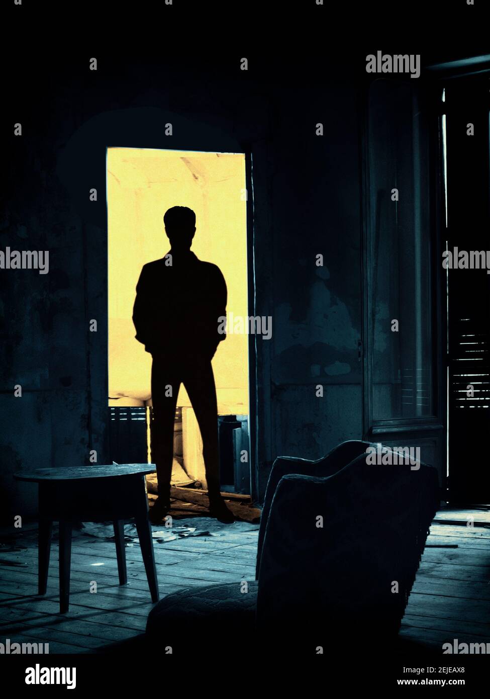 Silhouette eines Mannes an einem verlassenen Ort Stockfoto