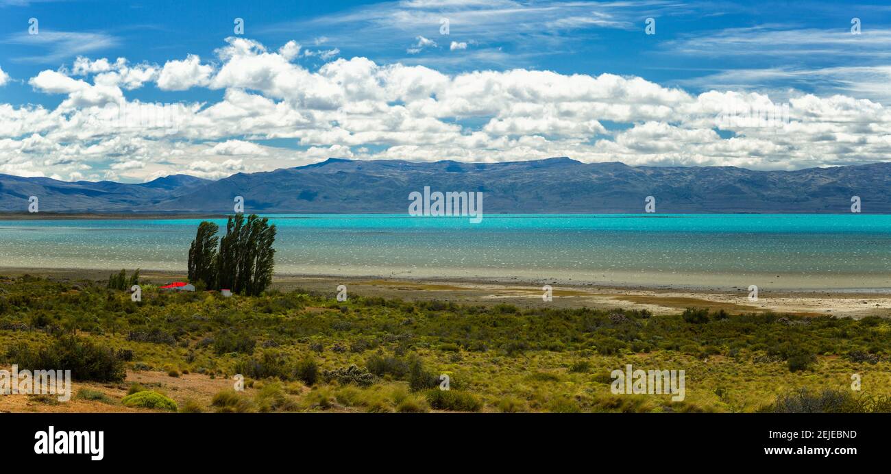 Blick auf See mit Bergen im Hintergrund, Lago Argentino, Provinz Santa Cruz, Patagonien, Argentinien Stockfoto