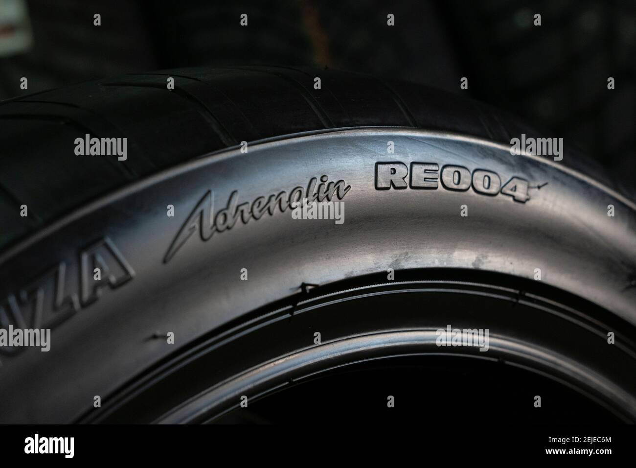 Krasnoyarsk, Russland 22. Februar 2021: Neue Reifen Bridgestone potenza Adrenalin RE 004. Seitenwand mit Logo. Stockfoto
