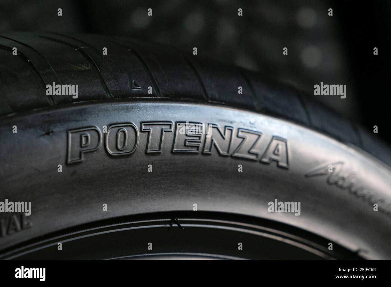 Krasnoyarsk, Russland 22. Februar 2021: Neue Reifen Bridgestone potenza Adrenalin RE 004. Seitenwand mit Logo. Stockfoto