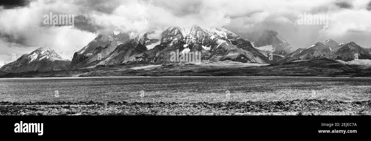 Blick auf den Sarmiento-See im Nationalpark Torres del Paine, Patagonien, Chile Stockfoto