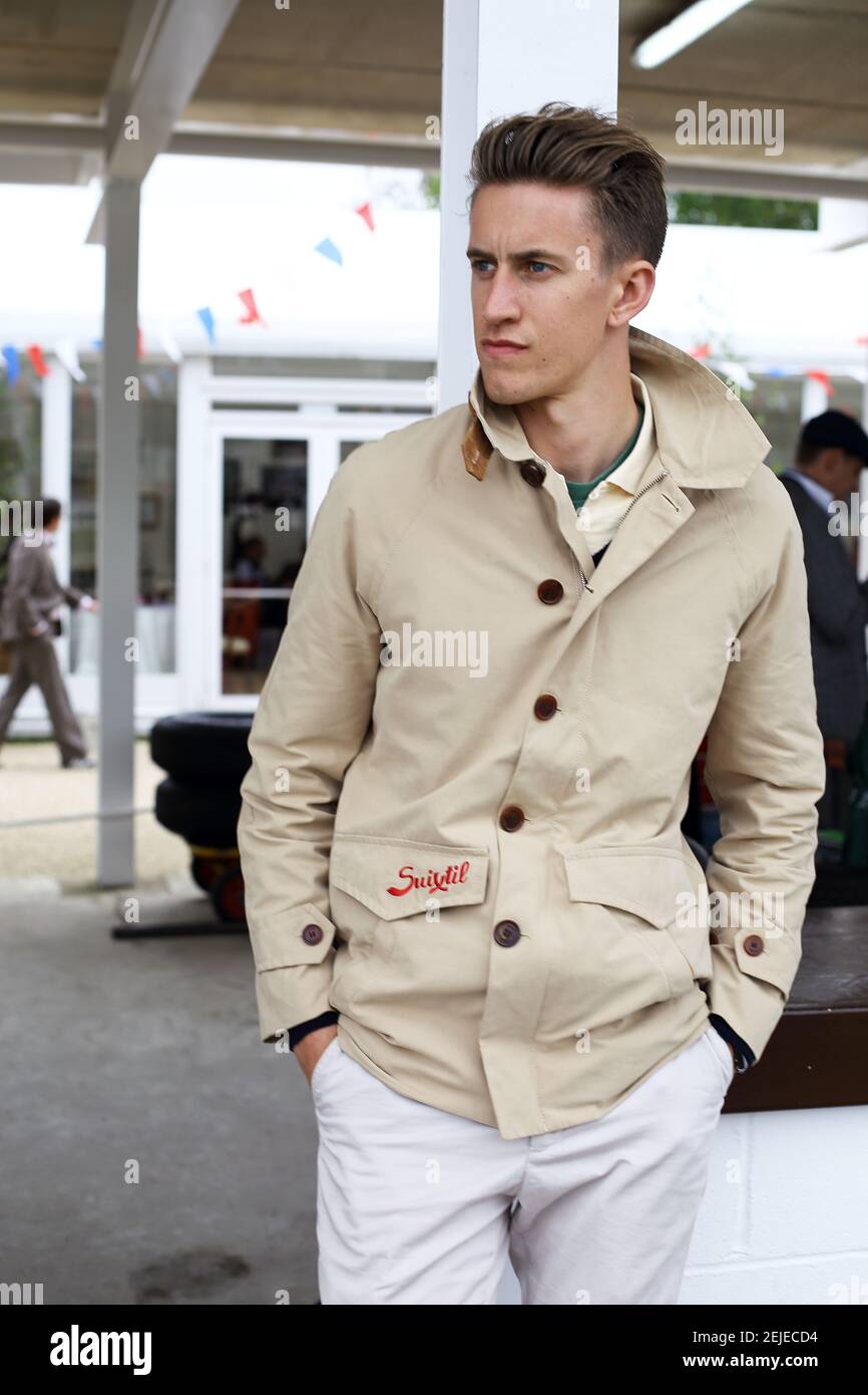 West Sussex, England : Junge Rennfahrer beobachten das Rennen im Fahrerlager beim Goodwood Revival . Stockfoto