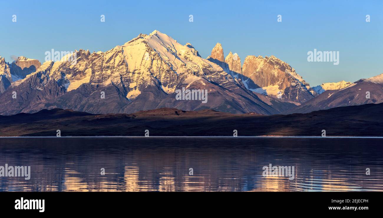 Blick auf den Sarmiento-See und die Cordillera Paine bei Sonnenaufgang, Nationalpark Torres del Paine, Patagonien, Chile Stockfoto