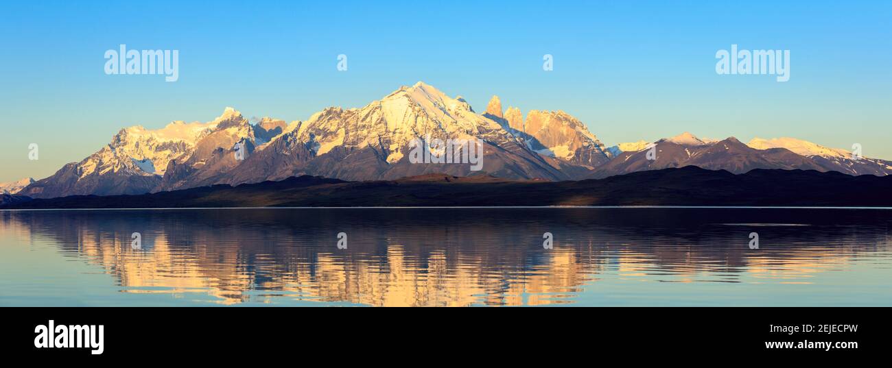 Blick auf den Sarmiento-See und die Cordillera Paine bei Sonnenaufgang, Nationalpark Torres del Paine, Patagonien, Chile Stockfoto