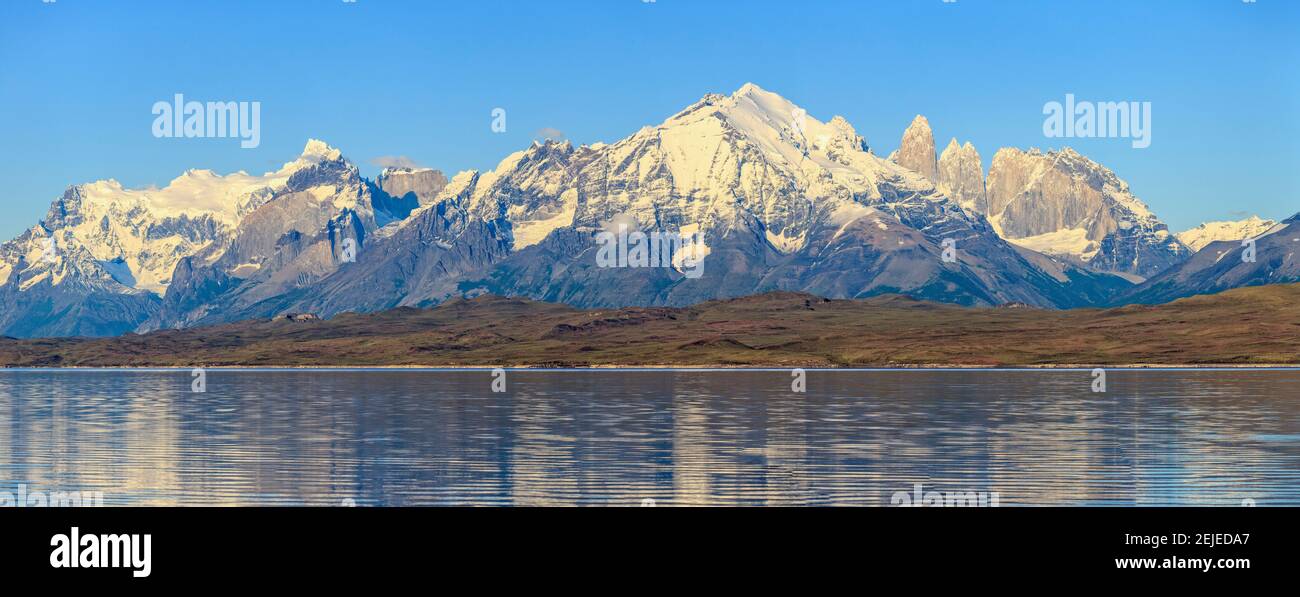 Blick auf den Sarmiento-See und die Cordillera Paine, Nationalpark Torres del Paine, Patagonien, Chile Stockfoto