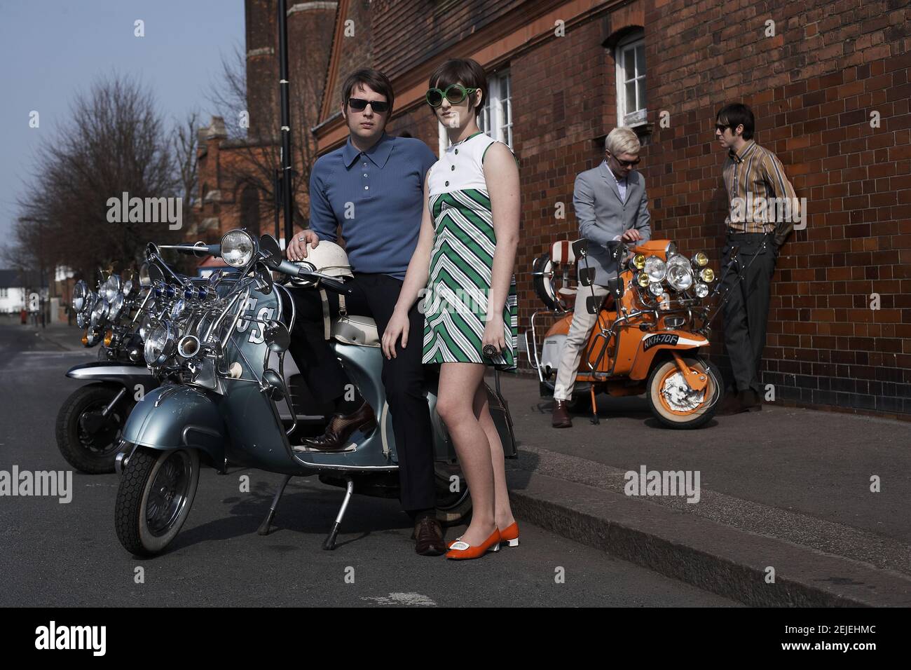 Junges Paar mit Roller in London, Großbritannien Stockfoto