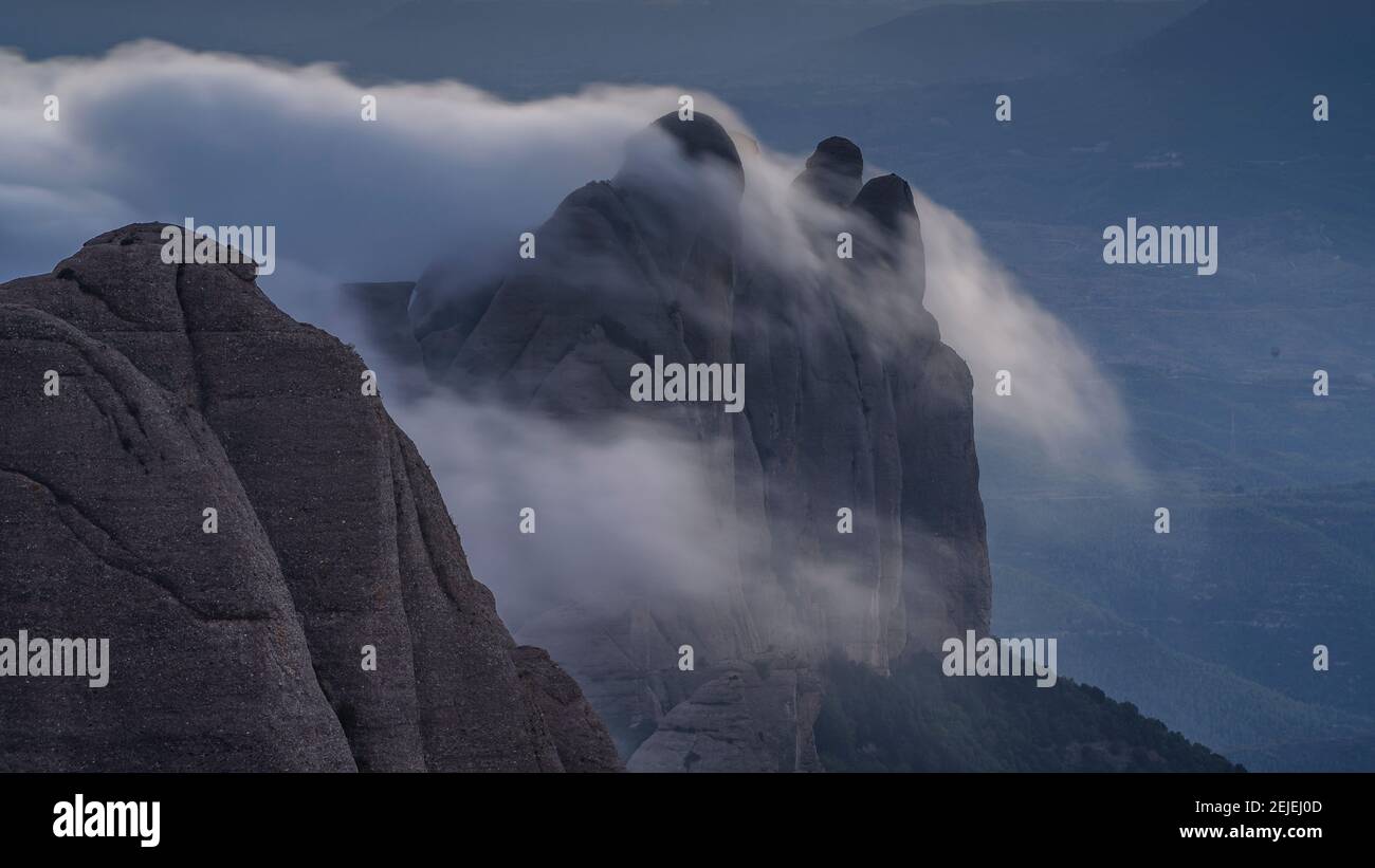 Sonnenuntergang in Montserrat mit Nebel Blick auf die Regionen der Ecos, Frares Encantats und Agulles, vom Sant Jeroni Gipfel aus gesehen (Barcelona, Spanien) Stockfoto