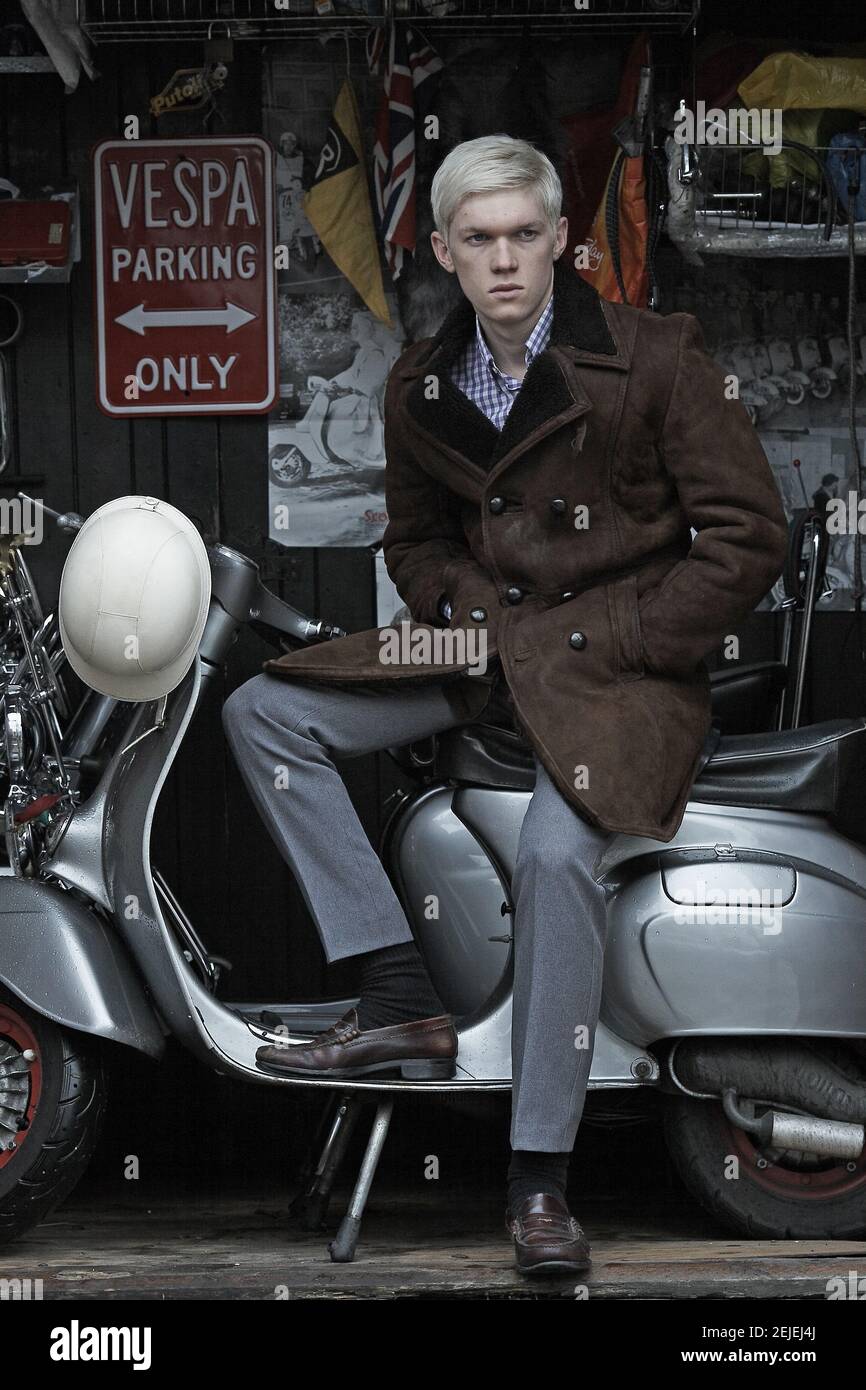 GROSSBRITANNIEN / England / junger Mod sitzt auf seinem lambretta Roller in der Garage. Stockfoto