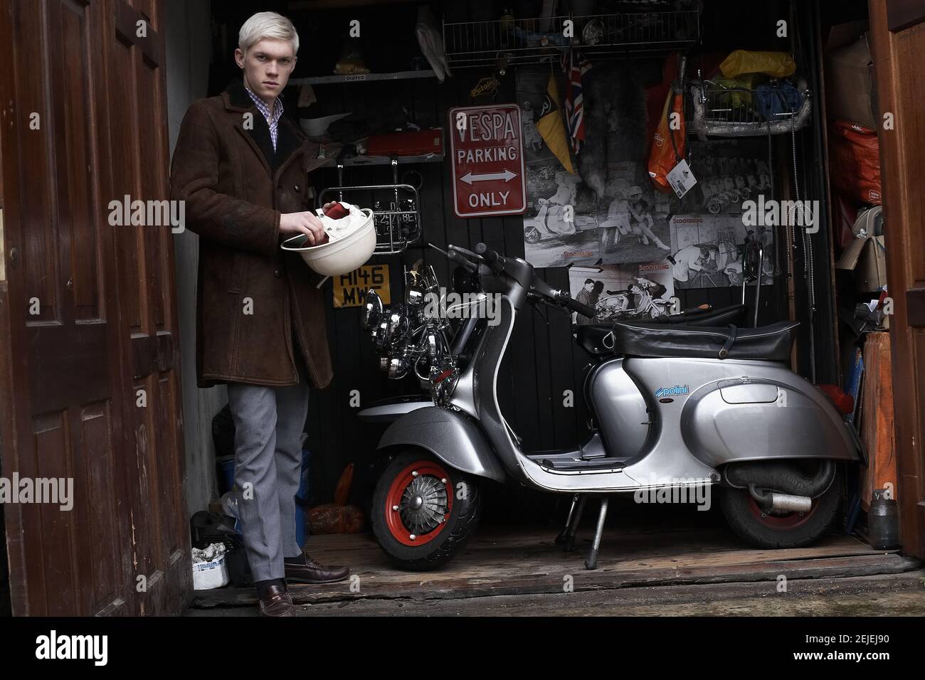 GROSSBRITANNIEN / England / junge Mod auf lambretta Roller possing In der Garage Stockfoto