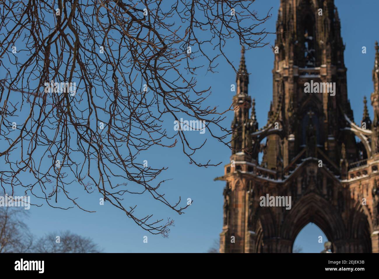 Das Scott Monument, Edinburgh im Schnee mit einem strahlend blauen Himmel. Stockfoto