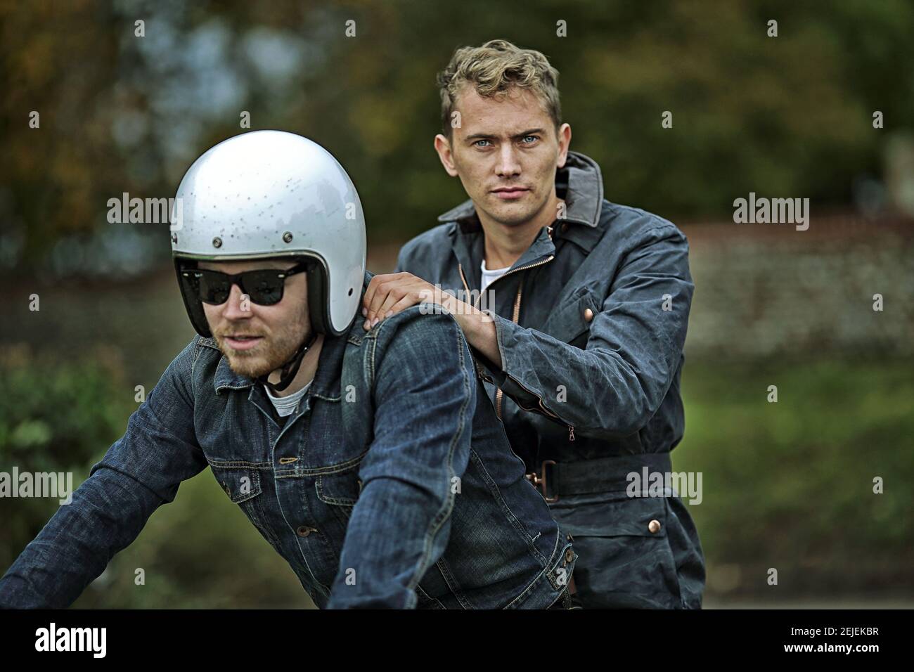 Zwei Männer auf einem Motorrad. Zwei Freunde sitzen auf einem Motorrad.zwei Männer sitzen auf dem Motorrad. Stockfoto