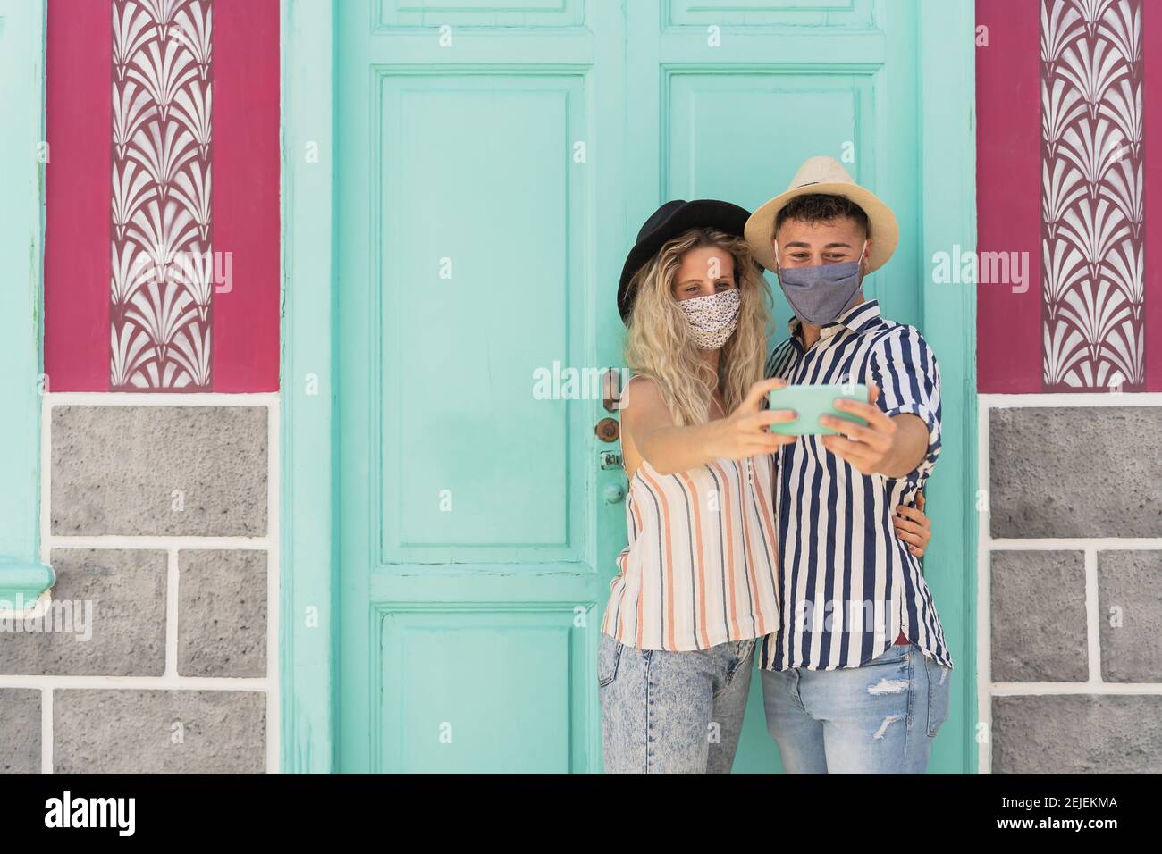 Junges Paar trägt Gesichtsmaske Selfie mit Handy im Urlaub - Menschen, die Spaß haben, wieder reisen während Corona Virus Ausbruch Stockfoto