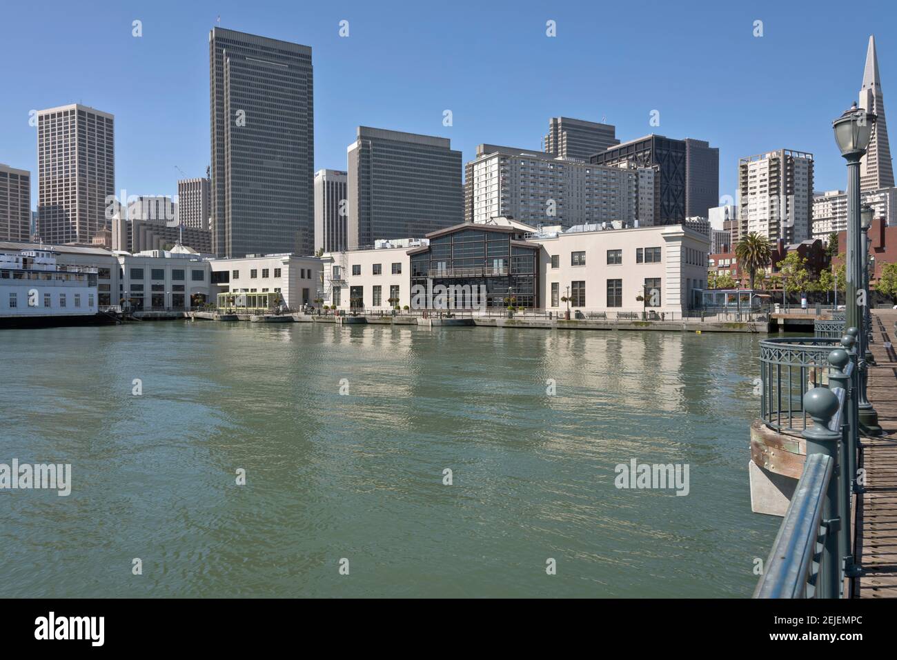 Wolkenkratzer am Wasser, San Francisco, San Francisco County, Kalifornien, USA Stockfoto