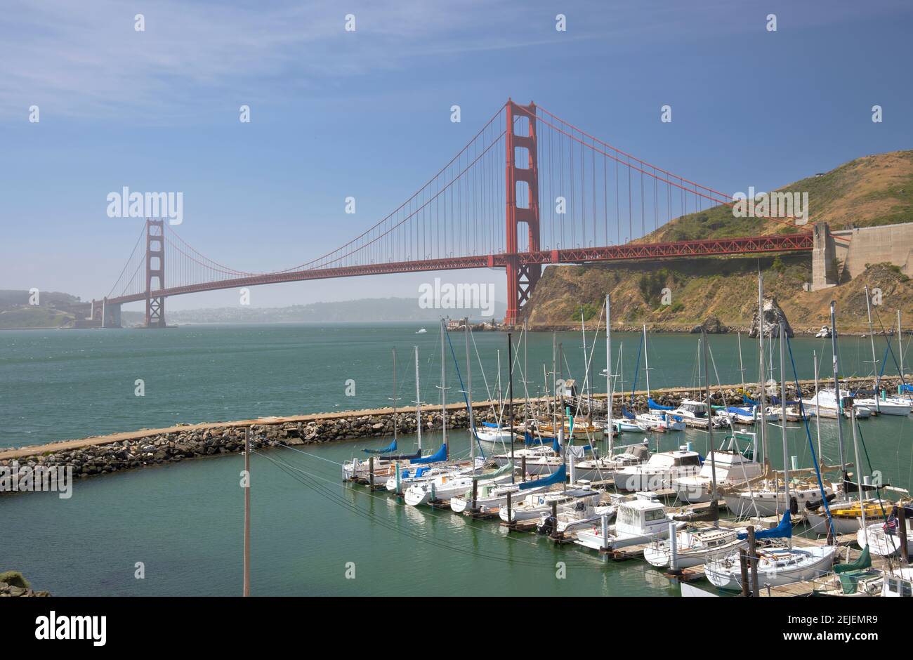 Boote in Marina mit Hängebrücke über den Pazifischen Ozean, Golden Gate Bridge, San Francisco, San Francisco County, Kalifornien, USA Stockfoto