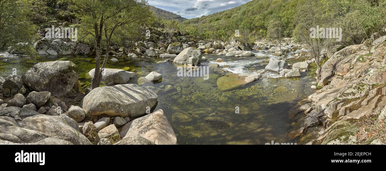 Fluss, der durch Felsen fließt, Fluss Jerte, Valle del Jerte, Caceres, Provinz Caceres, Extremadura, Spanien Stockfoto