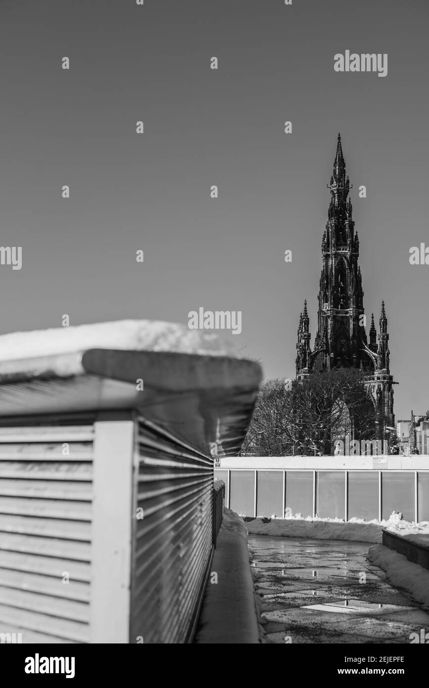 Schnee in Edinburgh mit dem Scott Monument im Hintergrund. Aufnahme in Schwarz und Weiß für einen dramatischen kontrastreichen Effekt. Stockfoto