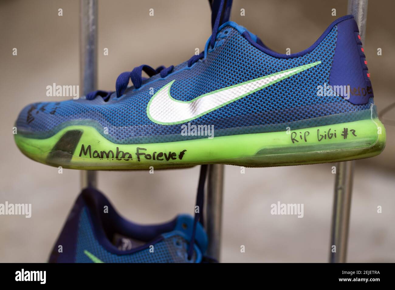 Schuhe an einem provisorischen Denkmal zu Ehren des ehemaligen NBA-Stars  Kobe Bryant vor dem Staples Center in Los Angeles, Kalifornien am 29.  Januar 2020. Kobe und seine Tochter Gianna waren unter neun