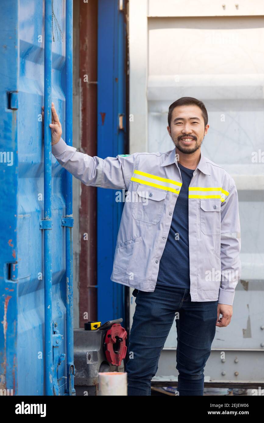 Porträt von Arbeiter oder Techniker Lächeln und stehen Container Stockfoto