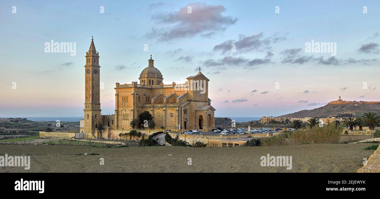 Fassade einer Kirche auf einem Hügel, Basilika des Nationalheiligtums der seligen Jungfrau von Ta Pinu, Gozo, Malta Stockfoto