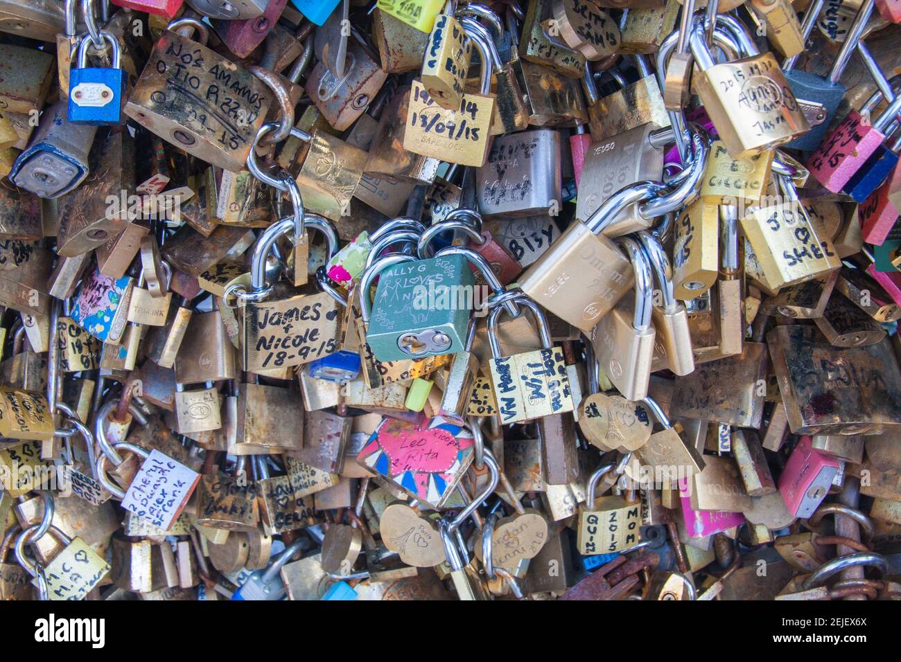 Paris, Frankreich Sept 27 2015: Bunte Liebesschlösser Sammlung mit Nachrichten aus der Nähe hängen auf der Pont des Arts (Arts Bridge) Stockfoto