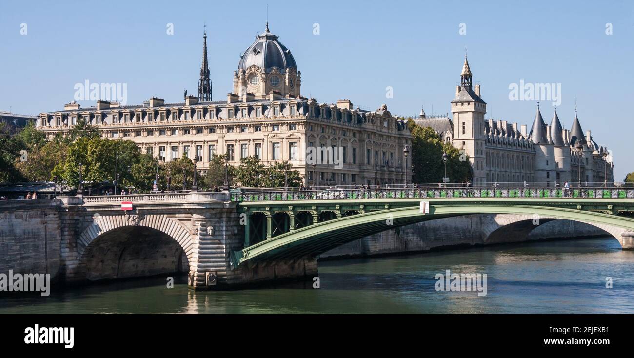 Panoramablick auf die Conciergerie (Französisches Revolutionsgefängnis), das Handelsgericht (Handelsgericht) und die Brücke Notre Dame über die seine Stockfoto