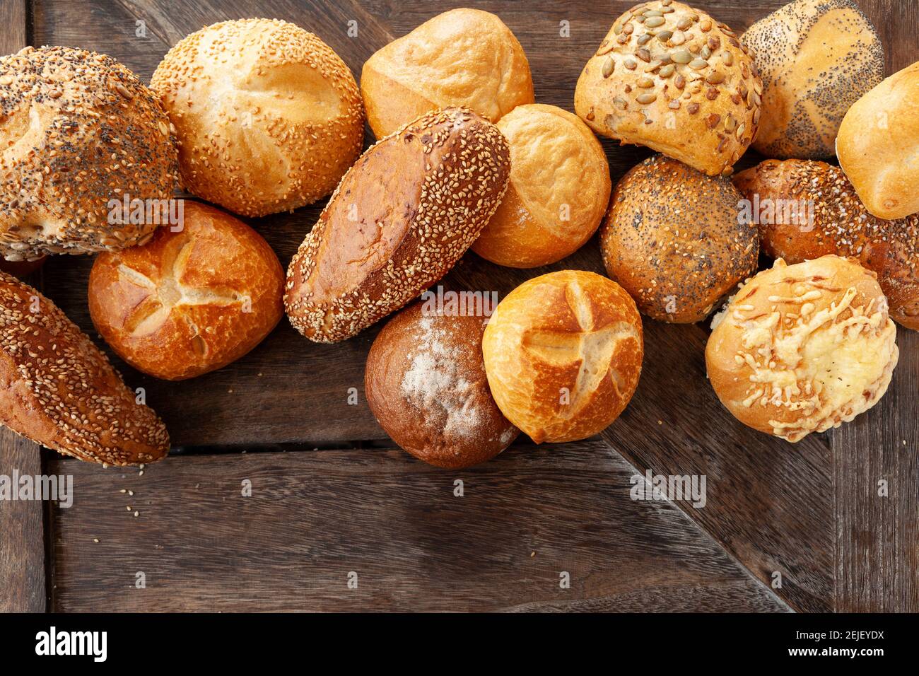 Leckere Auswahl an deutschen Broten und Brötchen Stockfoto