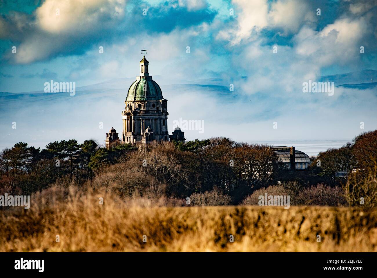 Lancaster, Lancashire, Großbritannien. Februar 2021, 22nd. Ein trüber Start in den Tag führte zu einem schönen, frühlingshaften Nachmittag am Ashton Memorial, einem Wahnsinn in Williamson Park, Lancaster, Lancashire. Es wurde vom Industriellen Lord Ashton in Erinnerung an seine zweite Frau Jessy gebaut. Aus diesem Grund ist es als das Taj Mahal des Nordens und auch Englands größte Torheit bekannt. Kredit: John Eveson/Alamy Live Nachrichten Stockfoto