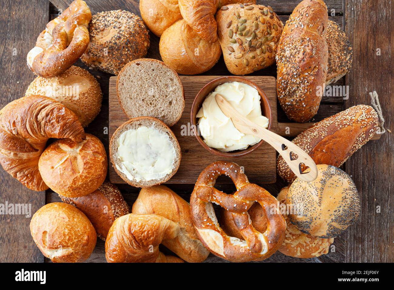 Leckere Auswahl an deutschen Broten und Brötchen Stockfoto