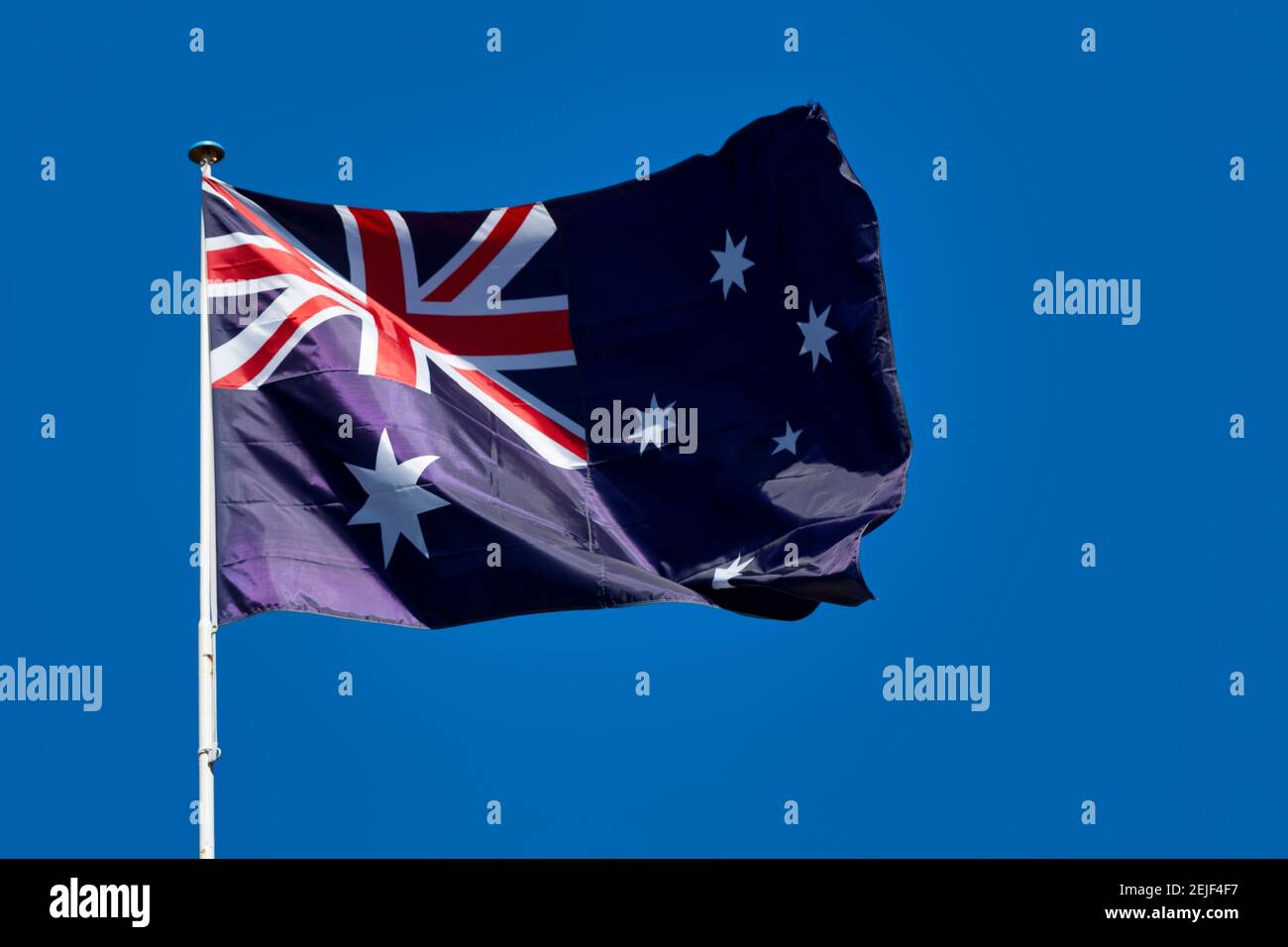 Nahaufnahme der Flagge Australiens, die auf dem Pol winkt. Stockfoto