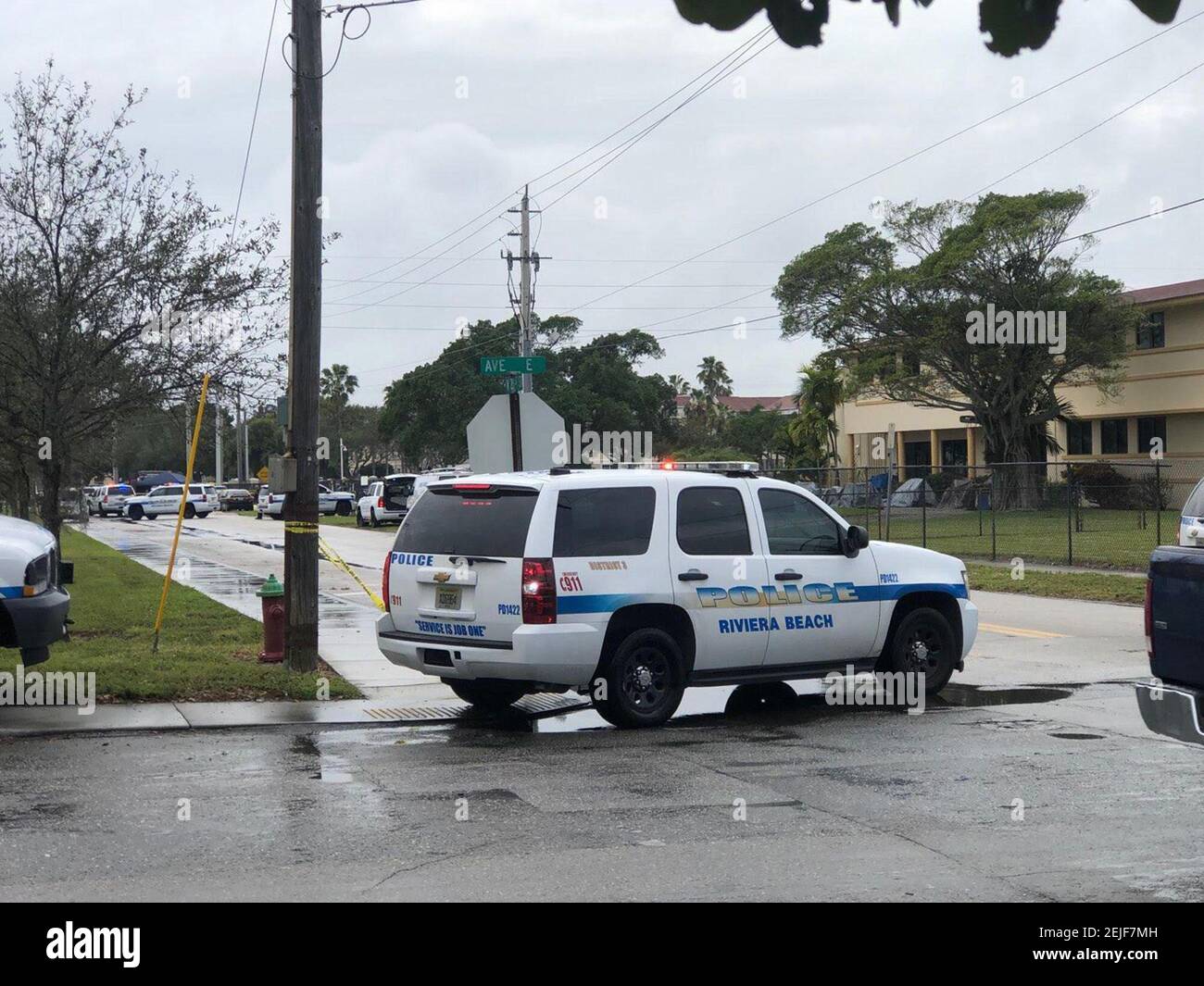 Riviera Beach, Fla., Polizeifahrzeuge säumen den Bereich in der Nähe einer Kirche, wo zwei Menschen bei einer Schießerei nach einem Trauergottesdienst am Samstag, 1. Februar 2020 getötet wurden. (Hannah Morse/Palm Beach Post/TNS) Stockfoto