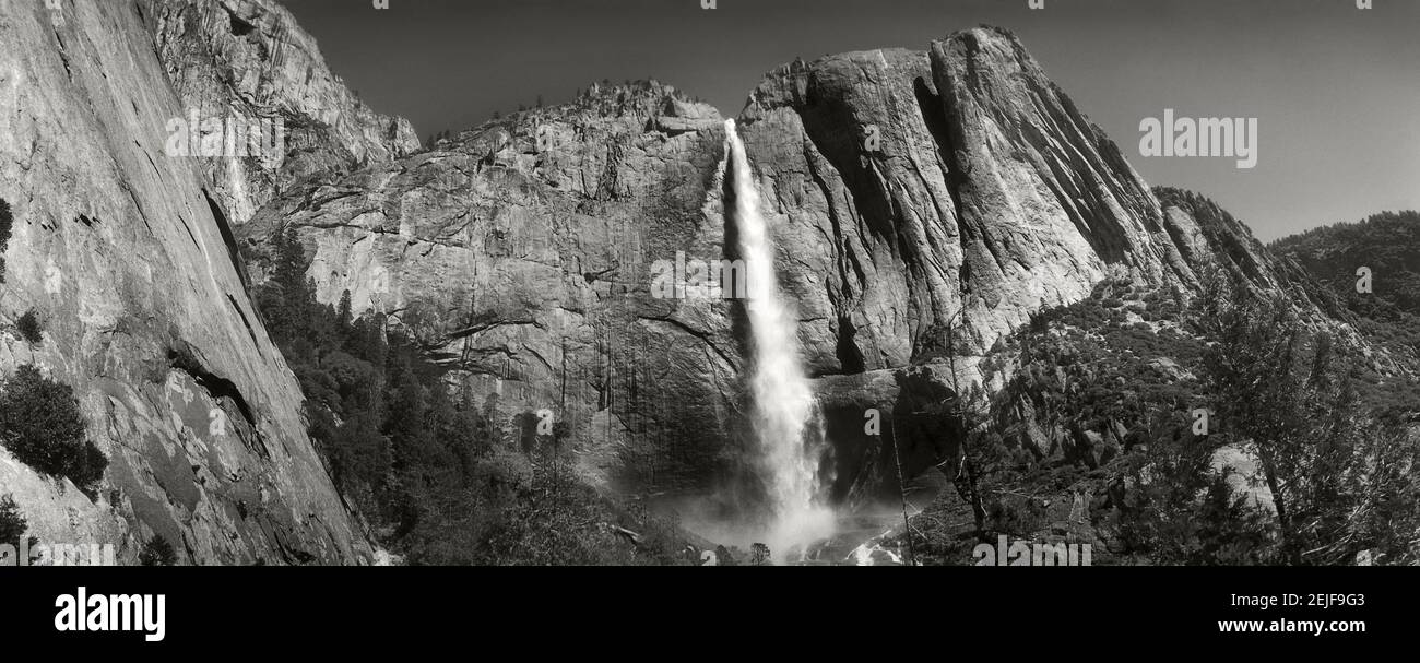 Wasser fällt von Felsen in einem Wald, Bridalveil Fall, Yosemite Valley, Yosemite National Park, Kalifornien, USA Stockfoto