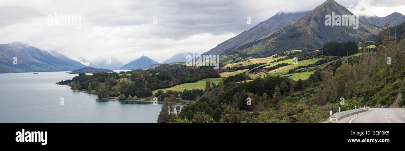 Blick von Bennett's Bluff auf Meiklejohn Bay, Mt. Creighton, Glenorchy-Queenstown Road, Queenstown Lake District, Otago Region, South Island, Neuseeland Stockfoto