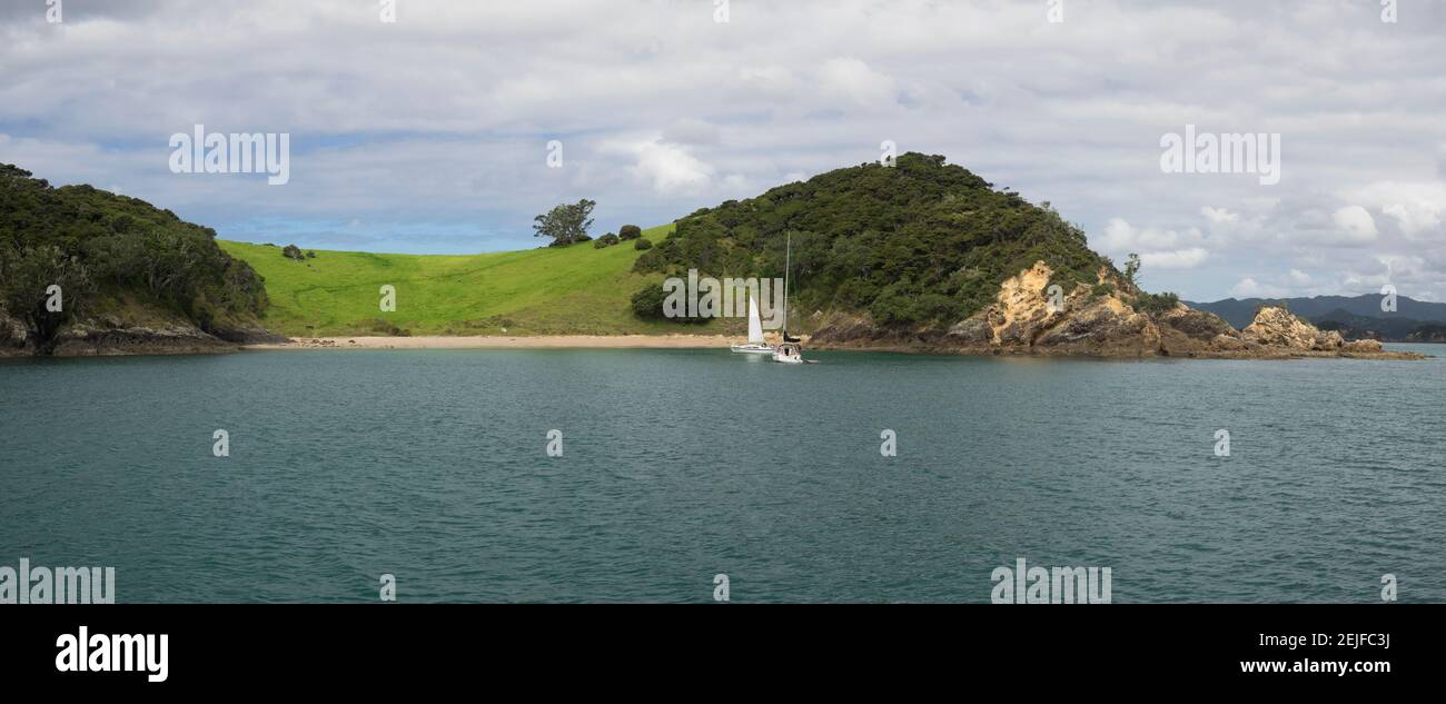 Zwei Segelboote ankerten auf Motukiekie Island, Bay of Islands, Northland Region, North Island, Neuseeland Stockfoto