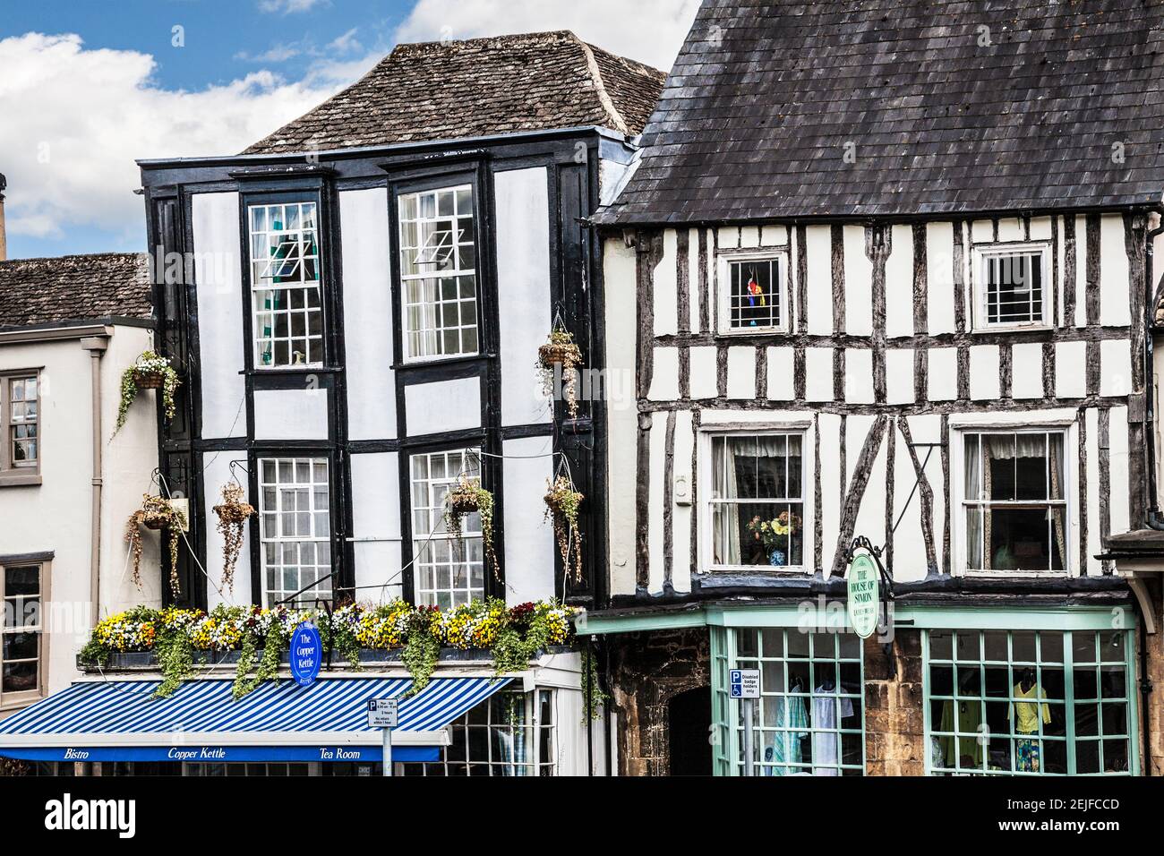 Fachwerkgebäude im Cotswold-Dorf Burford in Oxfordshire. Stockfoto