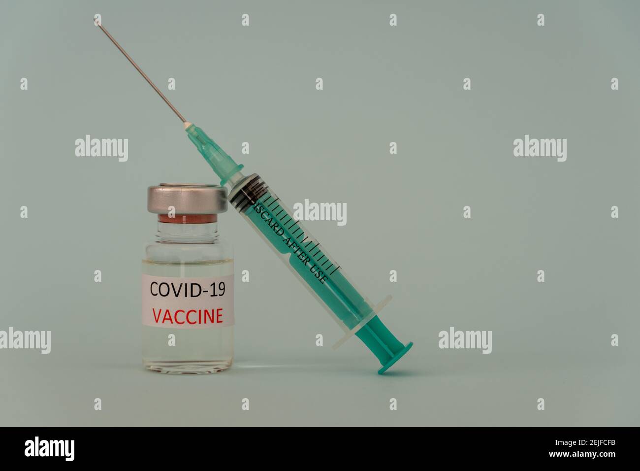 COVID-19 Coronavirus-Injektion, Impfstoff in einer kleinen Flasche Stockfoto