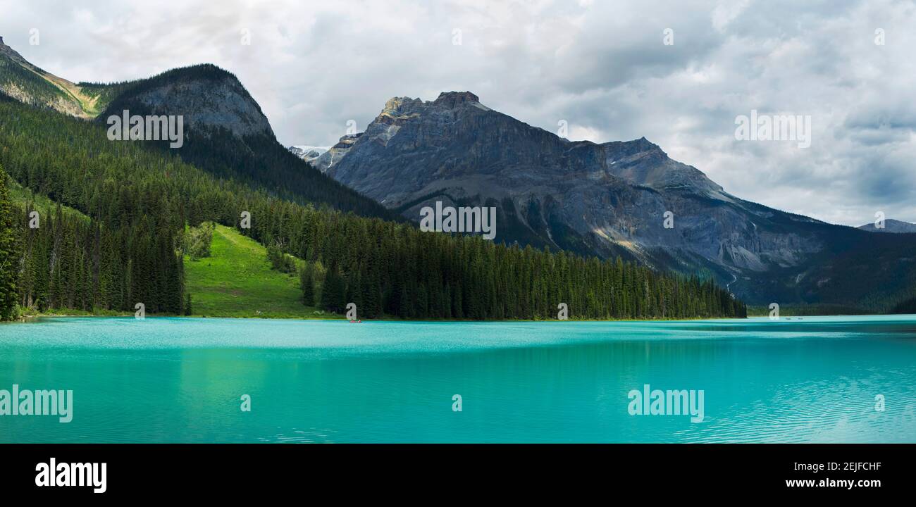 See mit Bergkette im Hintergrund, Emerald Lake, Yoho Nationalpark, Golden, British Columbia, Kanada Stockfoto