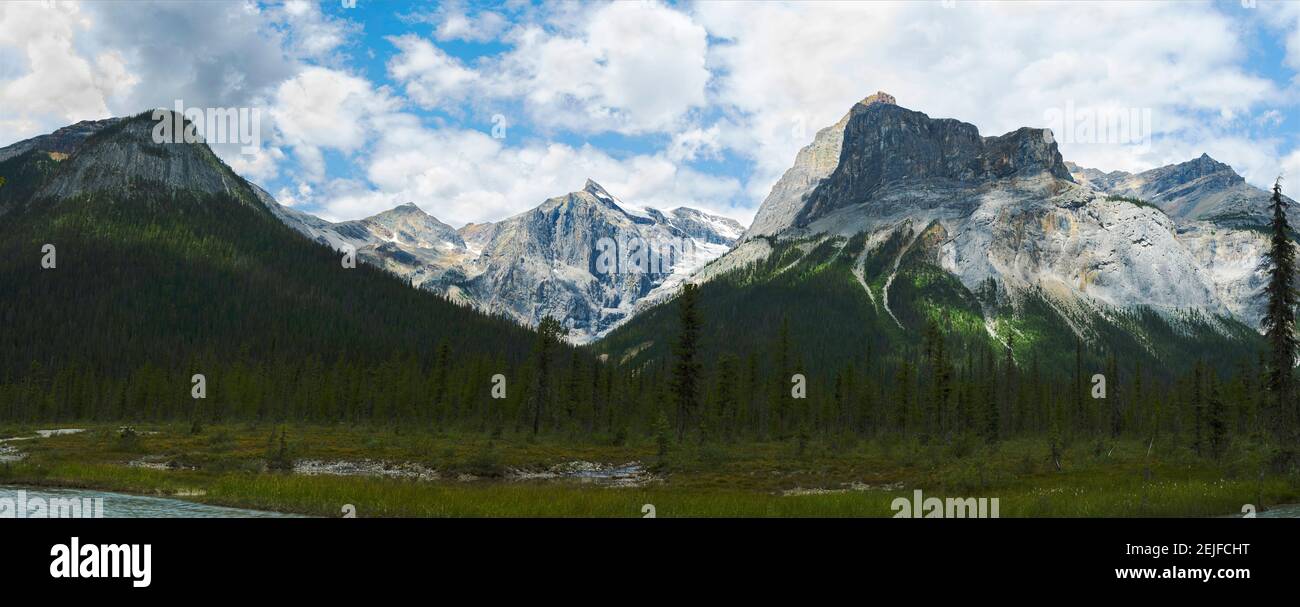 Wolken über den Bergen, Emerald Peak, Yoho Nationalpark, Golden, British Columbia, Kanada Stockfoto