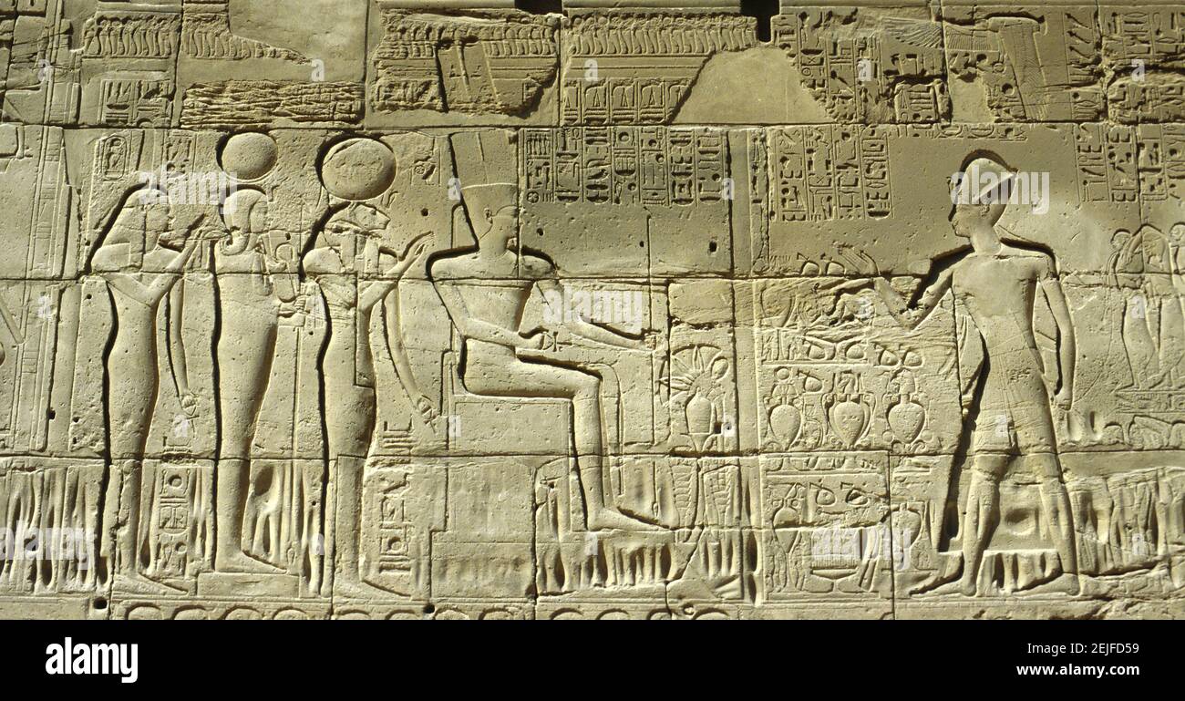 Ägyptische Hieroglyphen an der Wand, Tempel von Karnak, Luxor, Ägypten Stockfoto