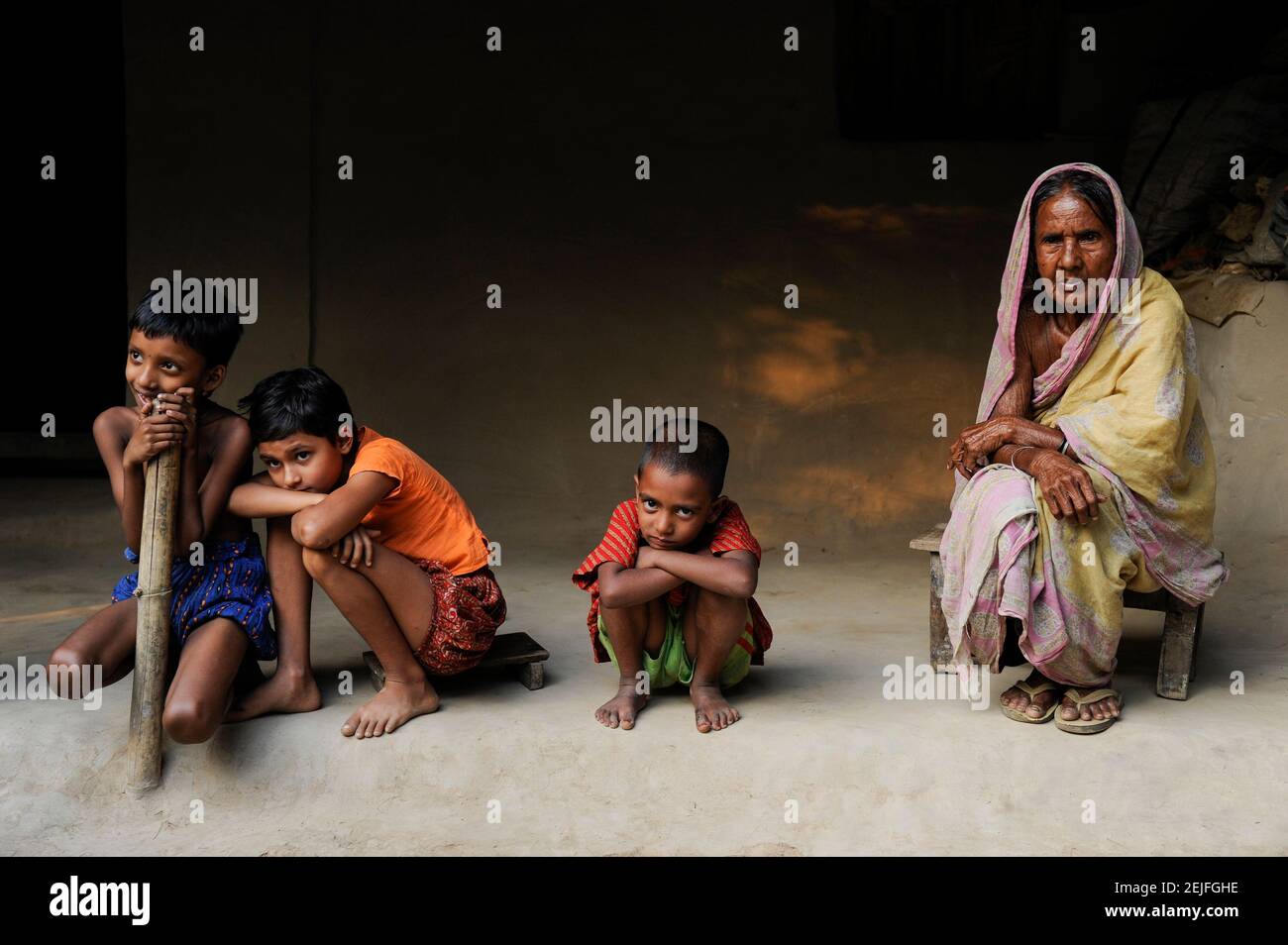 BANGLADESCH, Region Madhupur, alte muslimische Frau, Hamida begann mit Enkeln Stockfoto