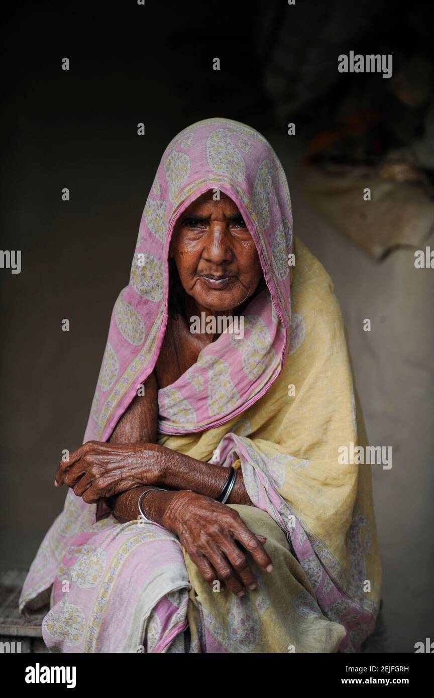 BANGLADESCH, Region Madhupur, alte muslimische Frau, Hamida begonnen Stockfoto