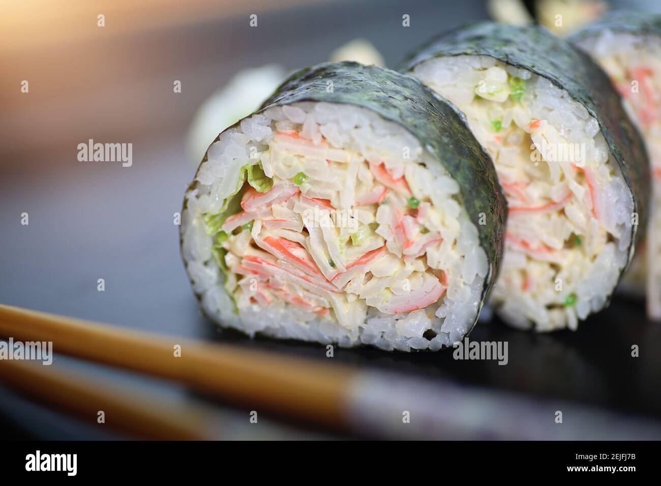 Bunte und leckere Sushi-Brötchen Stockfoto