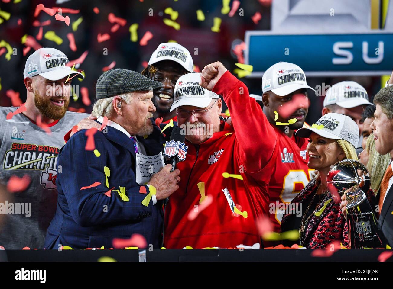 Terry Bradshaw spricht mit Kansas City Chiefs Cheftrainer Andy Reid, nachdem die Kansas City Chiefs am 2. Februar 2020 den San Francisco 49ers 31-20 besiegten, um den Super Bowl LIV im Hard Rock Stadium in Miami Gardens, Florida zu gewinnen. (Foto von Anthony Behar/Sipa USA) Stockfoto