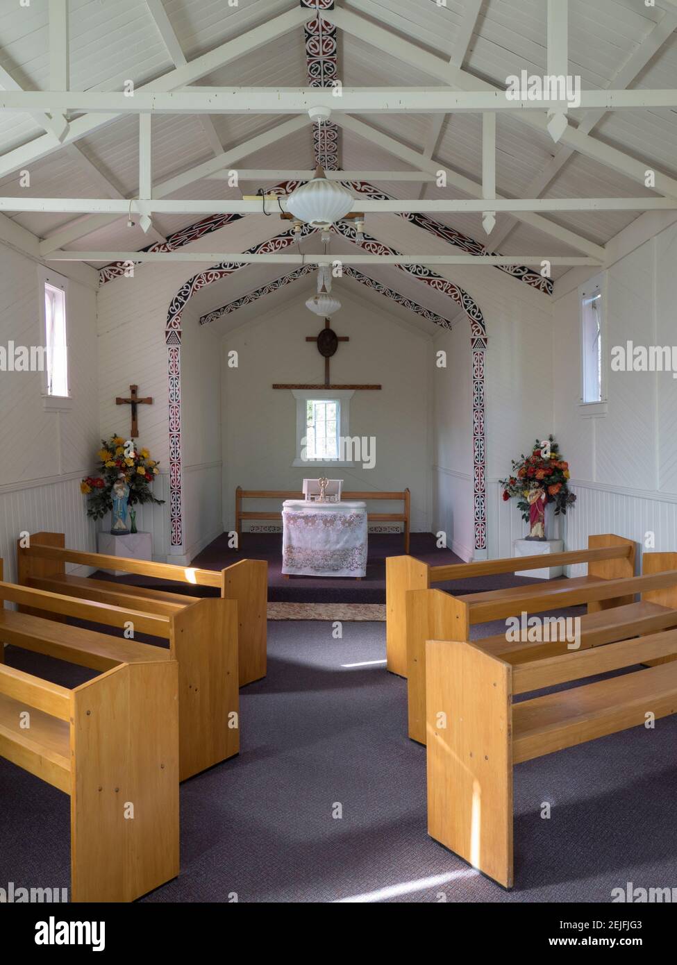 Innenräume der kleinen Kirche, Whakarewarewa Thermal Park, Whakarewarewa, Rotorua, Bay of Plenty, Nordinsel, Neuseeland Stockfoto