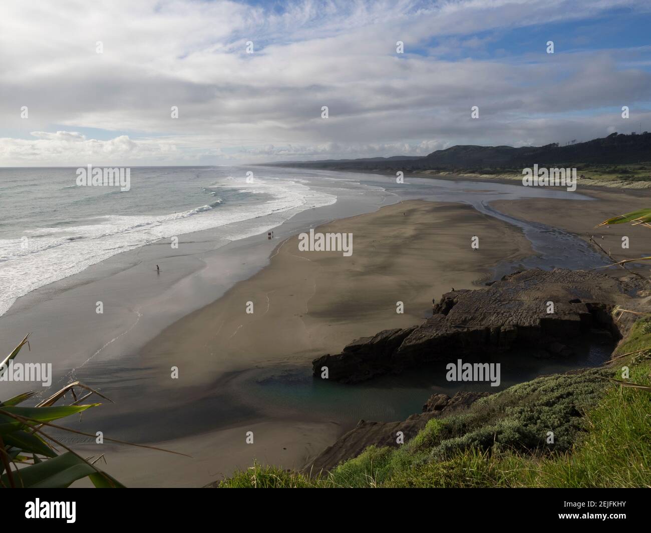 Erhöhter Blick auf den Strand gegen bewölkten Himmel, Muriwai, Auckland, Nordinsel, Neuseeland Stockfoto