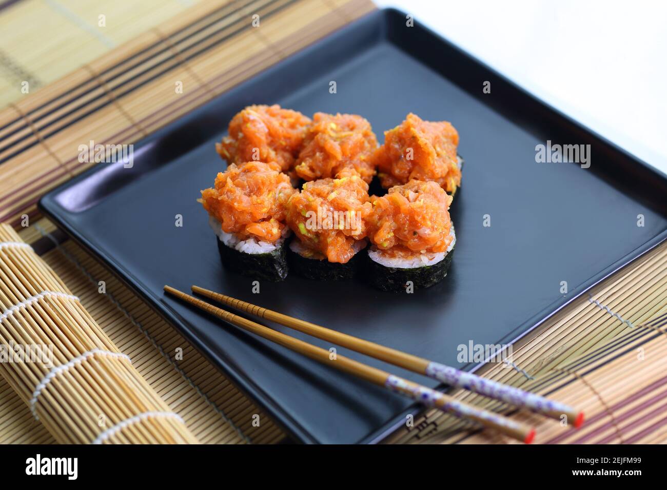 Fischtartare werden in Form von Sushi serviert Stockfoto