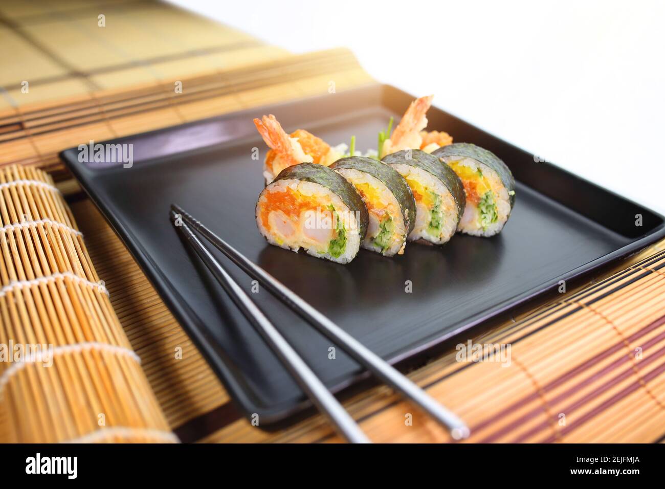 Sushi-Rolle auf einem schwarzen Teller bereit, serviert werden Stockfoto