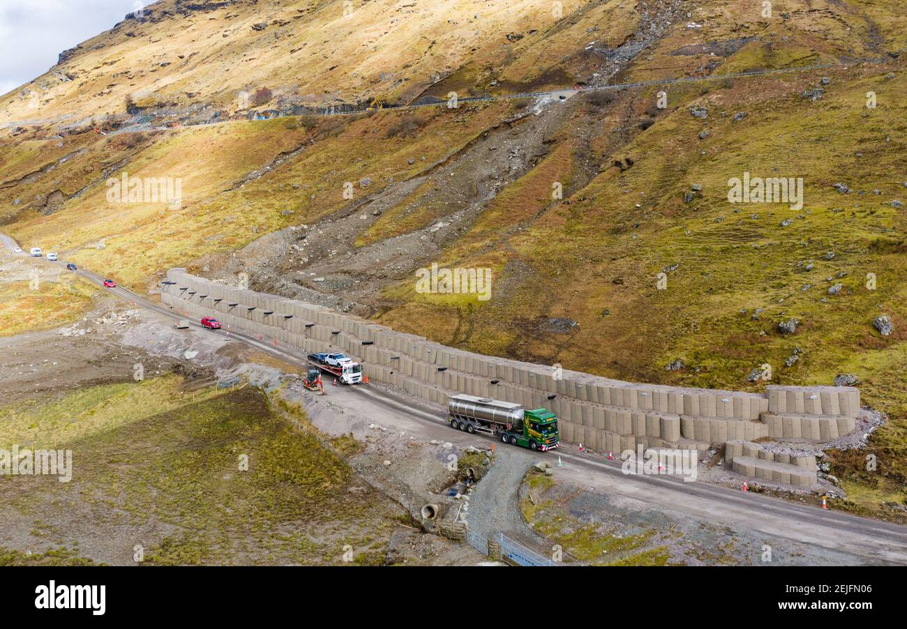 Glen Croe, Arrochar, Schottland, Großbritannien. Februar 2021, 22. Luftaufnahme von Erdrutschpräventivarbeiten zu A83 in Ruhe und sei dankbar Pass in Glen Croe. Die wichtige Route wurde von Erdrutschen geplagt, die oft die Hauptfahrbahn A83 gesperrt haben und den Verkehr dazu zwingen, die untere eingleisige Old Military Road unten zu benutzen. Die letzten Erdrutsche haben diese Straße sogar blockiert. Derzeit wird der Verkehr in Konvois einbahnig begleitet. PIC; Neue Schutzmauer zu Old Old Military Road. Iain Masterton/Alamy Live News Stockfoto