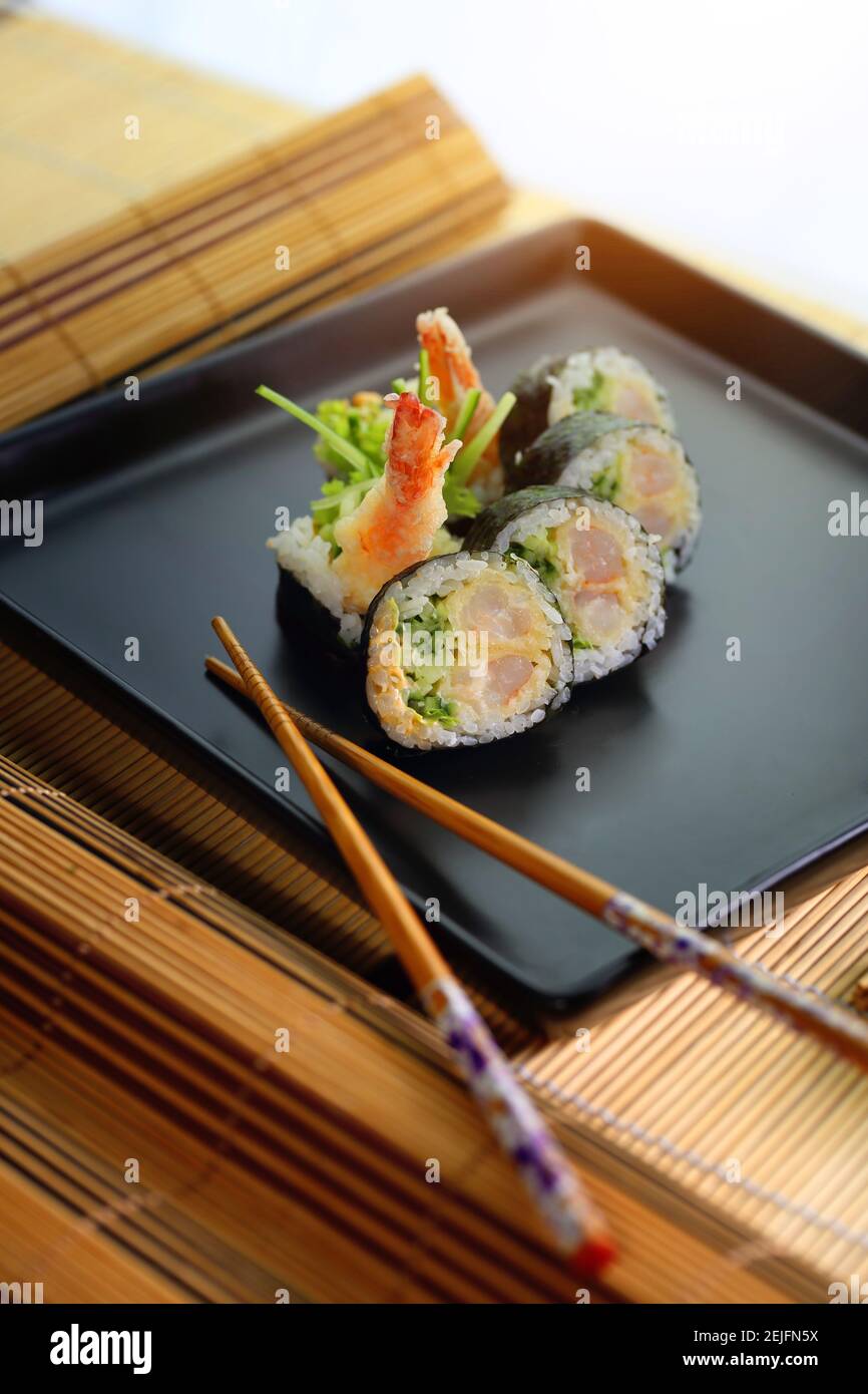 Garnelen mit Reis in Form von Sushi Stockfoto