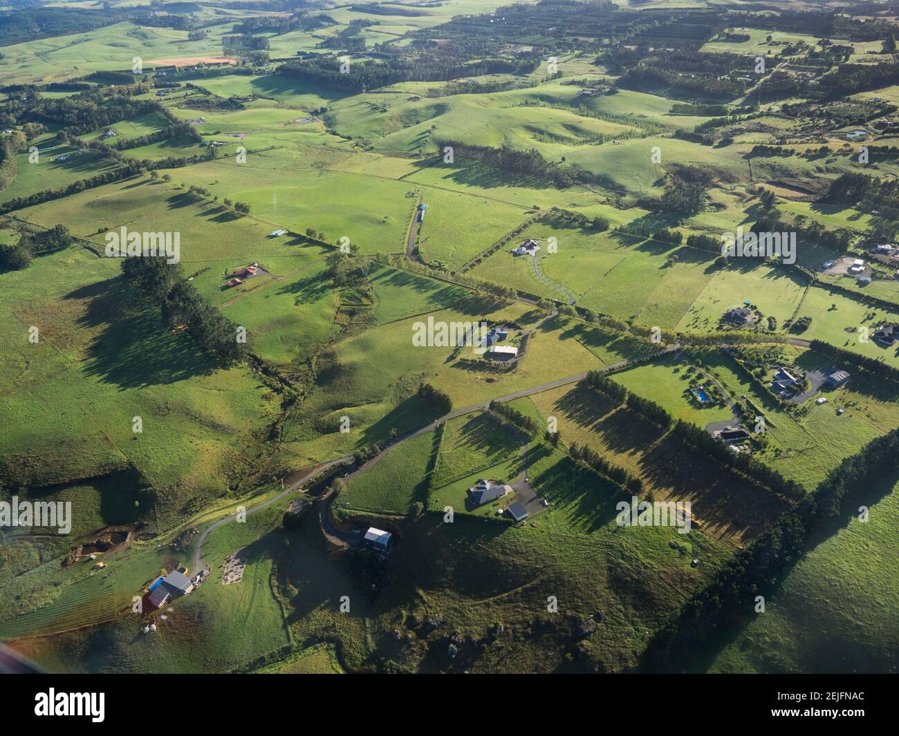 Luftaufnahme von Bauernhäusern in einem Feld, Northland, Nordinsel, Neuseeland Stockfoto